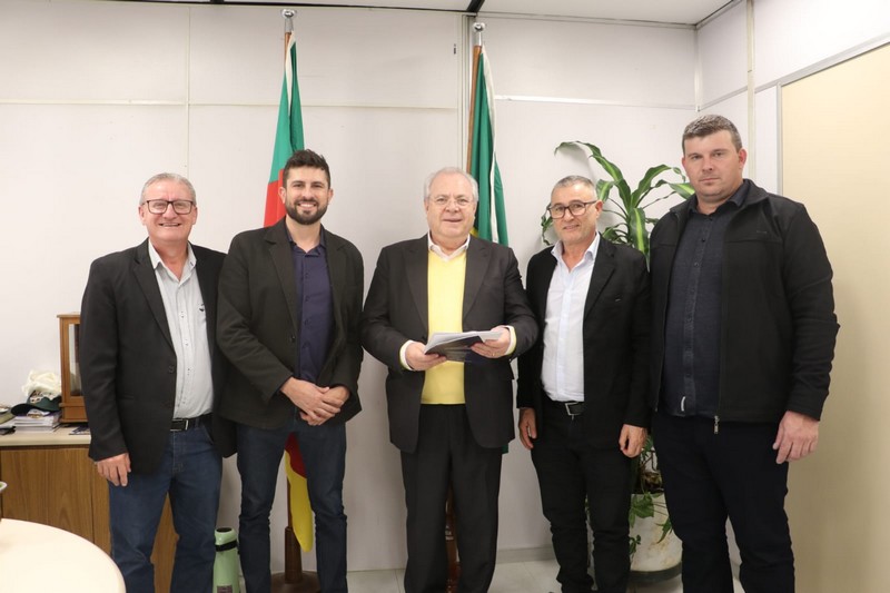 VEREADOR TIM E O VEREADOR DJONAS, SÃO RECEBIDOS EM PORTO ALEGRE NA SECRETARIA ESTADUAL DO TURISMO.