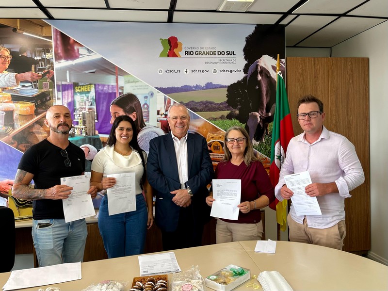 Vereadores viajam a Porto Alegre em busca de recursos e tem audiência com o secretario Estadual do desenvolvimento rural Vilson Covatti. 